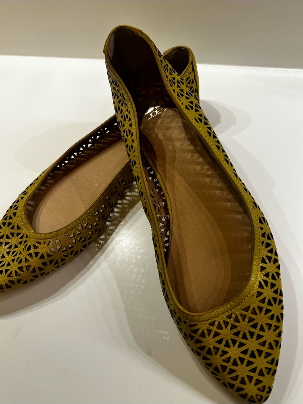 JOE’S JEANS PIXIE LIMYEL FLATS SIZE 9
OLIVE GREEN w/GEOMETRIC PERFORATIONS